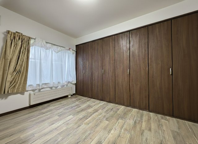 【中鶴野に平屋登場！】家事動線に優れたパントリー付の快適なリノベ住宅の洋室|壁一面の大容量収納！衣類も小物もスッキリ片付く機能的な洋室。