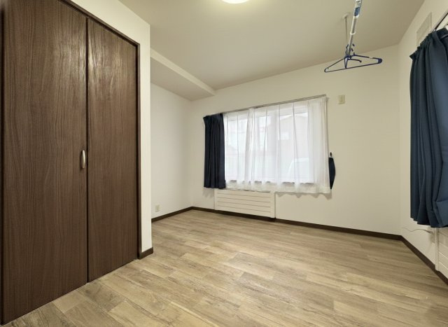 【中鶴野に平屋登場！】家事動線に優れたパントリー付の快適なリノベ住宅の洋室|収納完備で室内スッキリ。自分らしくゆったり過ごせる個室空間◎