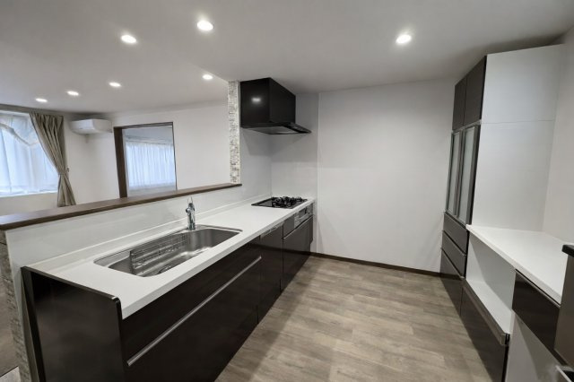 【中鶴野に平屋登場！】家事動線に優れたパントリー付の快適なリノベ住宅のキッチン|広々ワークトップと3口コンロ。お料理が楽しくなるキッチン。