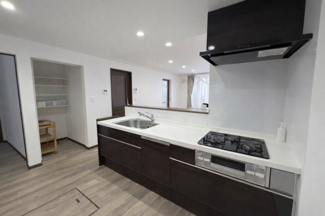 【中鶴野に平屋登場！】家事動線に優れたパントリー付の快適なリノベ住宅のキッチン|料理に集中できる広々ワークトップ。家事効率を考えた収納配置。