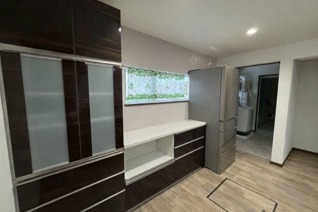 【中鶴野に平屋登場！】家事動線に優れたパントリー付の快適なリノベ住宅のキッチン|カップボード完備。水回りへ直結する便利な家事動線が魅力。