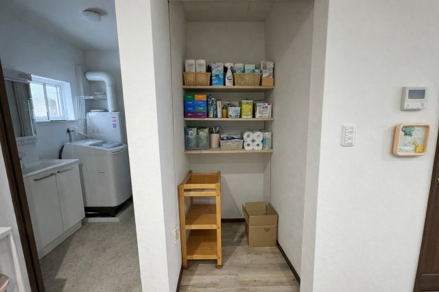 【中鶴野に平屋登場！】家事動線に優れたパントリー付の快適なリノベ住宅の収納|パントリー完備で家事効率UP。ゆとりある暮らしを叶える間取