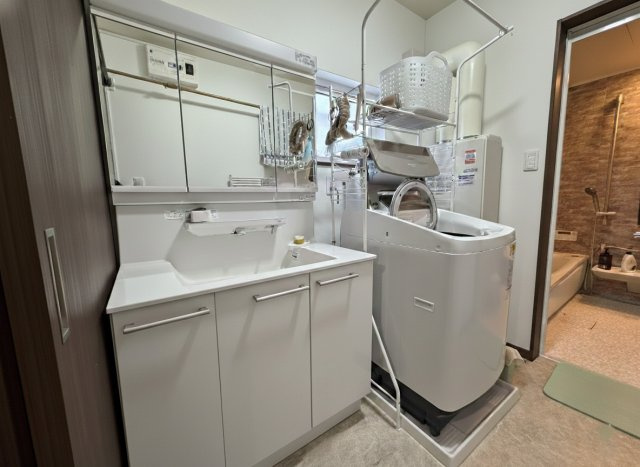 【中鶴野に平屋登場！】家事動線に優れたパントリー付の快適なリノベ住宅の洗面所|ゆとりあるスペース。使い勝手の良いシャワー付き洗面化粧台。