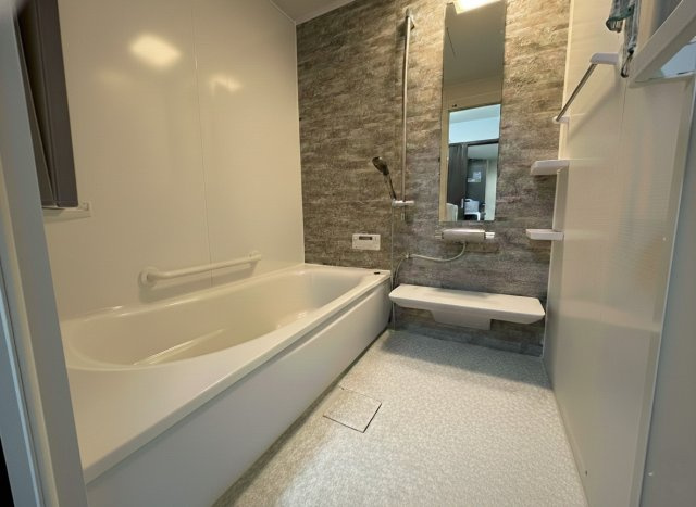 【中鶴野に平屋登場！】家事動線に優れたパントリー付の快適なリノベ住宅の浴室|清潔感あふれる明るいバスルーム♪高級感のある壁面が魅力です。