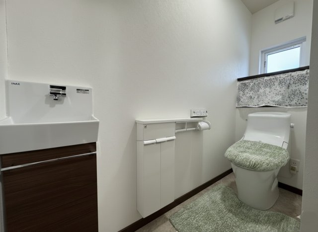 【中鶴野に平屋登場！】家事動線に優れたパントリー付の快適なリノベ住宅のトイレ|手洗い器付きで衛生的。白を基調とした清潔感あふれるトイレ。