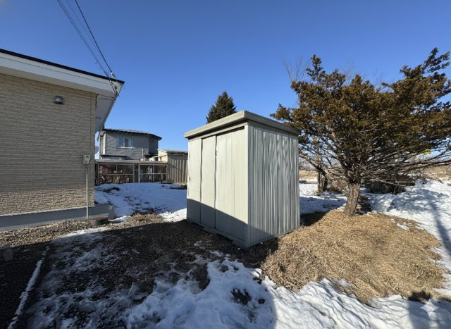 【中鶴野に平屋登場！】家事動線に優れたパントリー付の快適なリノベ住宅の庭|広々とした敷地に便利な物置を完備。屋外用品の収納も安心です。