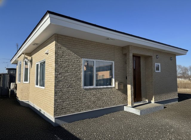 【中鶴野に平屋登場！】家事動線に優れたパントリー付の快適なリノベ住宅の外観|奥行きある佇まいと上質な外壁。開放感あふれるモダンな平屋！