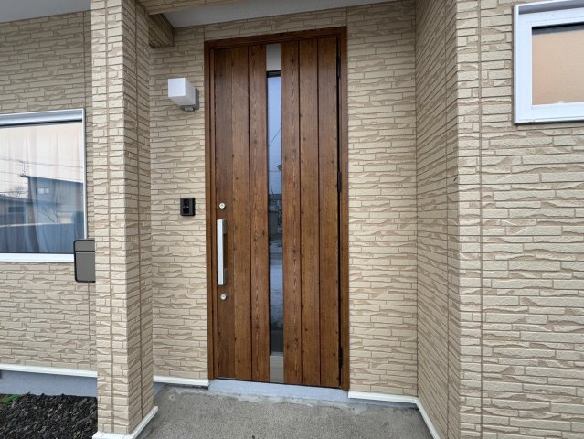 【中鶴野に平屋登場！】家事動線に優れたパントリー付の快適なリノベ住宅の玄関|光を採り込むスリット窓付き。木目調が映えるお洒落な玄関ドア♪