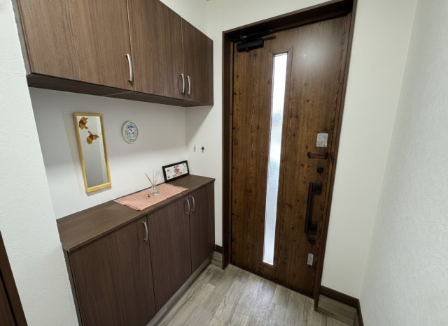 【中鶴野に平屋登場！】家事動線に優れたパントリー付の快適なリノベ住宅の玄関|上下に分かれた大容量収納。木目で統一された落ち着く玄関。