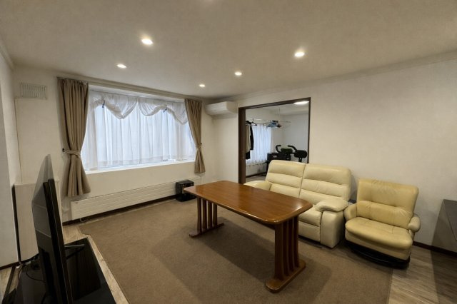 【中鶴野に平屋登場！】家事動線に優れたパントリー付の快適なリノベ住宅の居間・リビング|スッキリした間接照明と広い窓。家族が自然と集まる心地よい場所。