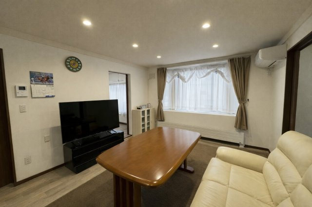 【中鶴野に平屋登場！】家事動線に優れたパントリー付の快適なリノベ住宅の居間・リビング|大きな出窓から光が注ぐリビング。清潔感と温もりのある住空間。