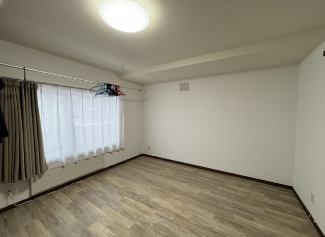 【中鶴野に平屋登場！】家事動線に優れたパントリー付の快適なリノベ住宅の洋室|温もりのあるフローリングが魅力♪自分時間を愉しめる一室。