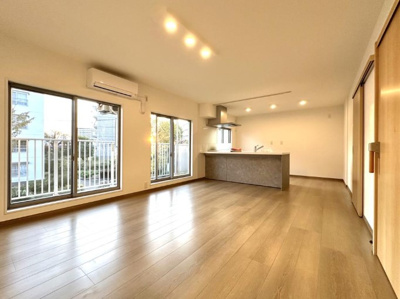 【居間・リビング】 | 狭山台団地２街区 25号棟 | 夕方になってもお部屋が暗くならない南西向きです