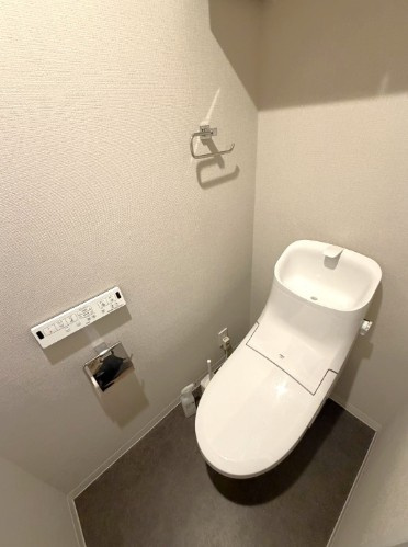 【トイレ】 | レーベンハイム志村プレノルガール | 清潔な空間であって頂けますように、汚れをふき取り易いフロアと壁紙をチョイス致しました。