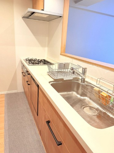 【キッチン】 | レーベンハイム志村プレノルガール | 家族の顔も見れて安心、対面式・浄水器付き３口コンロのシステムキッチンを採用！