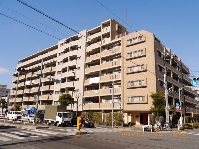 【外観】 | レーベンハイム志村プレノルガール | 陽光浴びる外観がシンプルな外観をより際立たせ、人々の記憶に存在感を植え付けます。