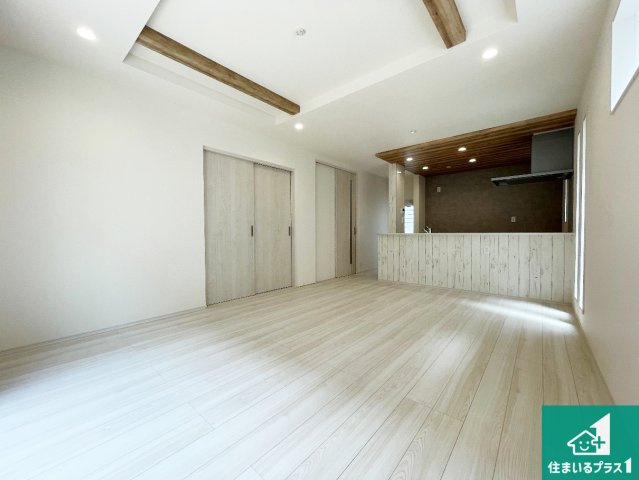 ★29(土)30(日)現地見学可能！★大津市雄琴　全14邸の居間・リビング|日当たり良好の明るいリビングで朝の目覚めもスッキリできそう！対面キッチンでご家族のコミュニケーションも自然と増える設計！小さなお子様が遊ぶスペースを作っても広々とくつろげるLDK！