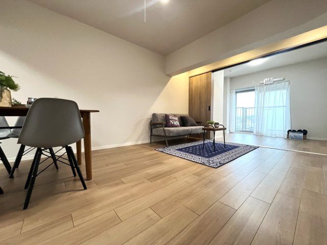 ローレルハイツ南福岡の居間・リビング|スライド式の間仕切りのある居室です♪
開いたままにしてリビングを大きく使うことも可能です♪