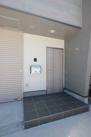 神門６１倉庫付事務所の玄関