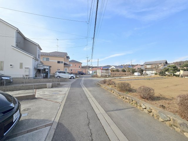 青梅市谷野　中古戸建の前面道路含む現地写真