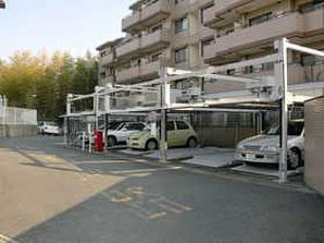 イトーピア紫明園の駐車場