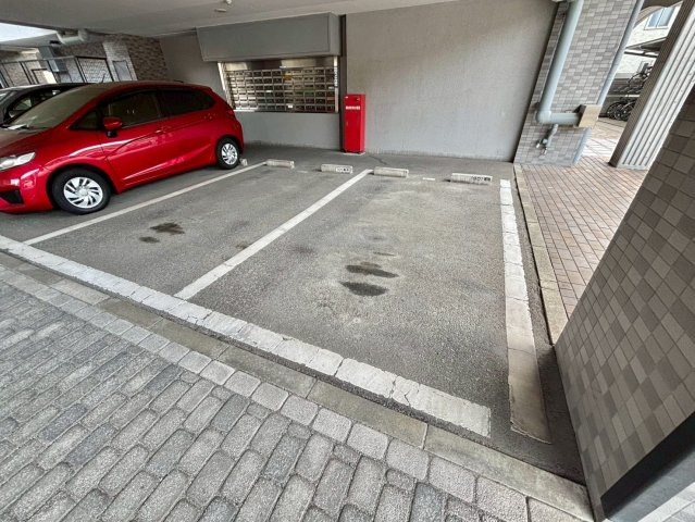 アルコート高岡の駐車場