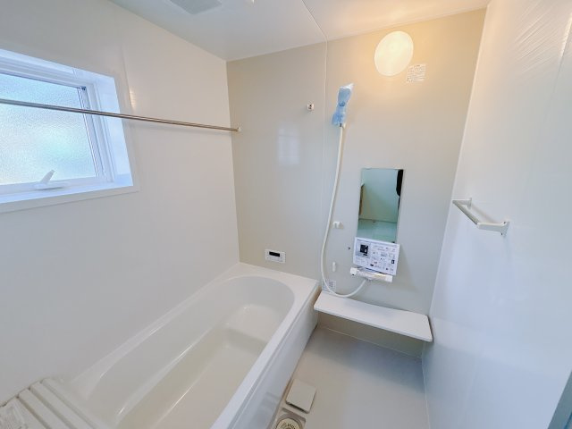 【LiveleGarden】下野市小金井 第5 全4邸の浴室|〇1号棟浴室〇
お子様や年配の方にも負担のかからないデザインのエコベンチ浴槽と浴室暖房換気乾燥機付きです。毎日の疲れを洗い流すバスルームは心地よいリラクゼーション空間です。
※2026年1月撮影

