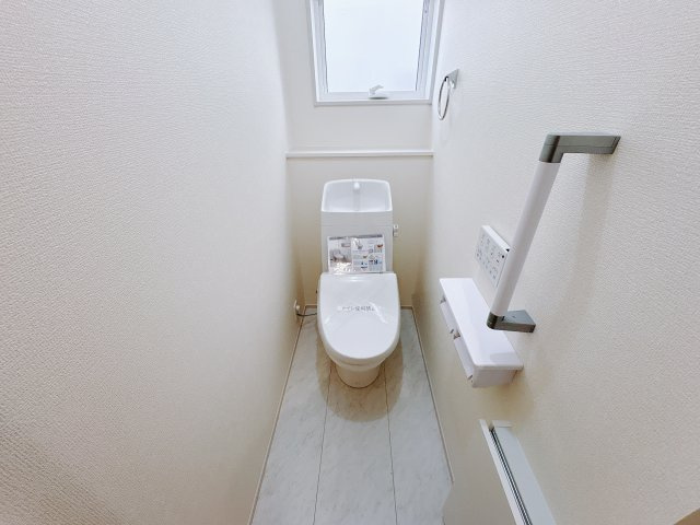 【LiveleGarden】下野市小金井 第5 全4邸のトイレ|〇1号棟トイレ〇
タオル掛け＆手すりが標準装備。快適な暖房便座は、お掃除のしやすいタイプです。
※2026年１月撮影
