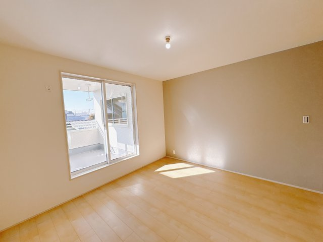 【LiveleGarden】下野市小金井 第5 全4邸の洋室|〇1号棟2F洋室8帖〇
インナーバルコニーに繋がる開放的な主寝室です。主寝室の壁にはアクセントクロスを採用。家事やお仕事にお疲れなパパ・ママがゆっくり過ごせる空間です。
※2026年1月撮影