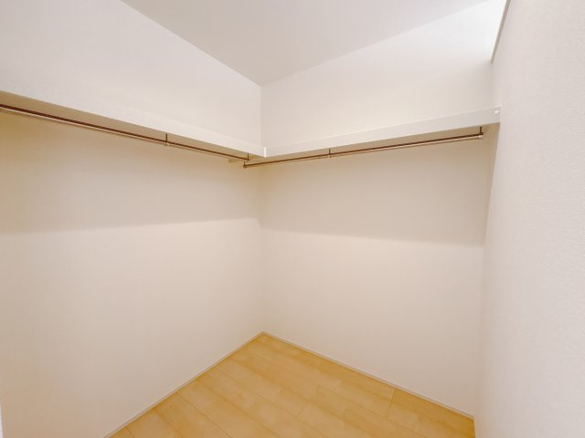 【LiveleGarden】下野市小金井 第5 全4邸の収納|〇1号棟ウォークインクローゼット〇
主寝室にはたくさん収納できるウォークインクローゼットをご用意♪パイプや枕棚で空間を立体的に使います。衣類の種類や使用頻度に合わせて、整頓できます。
※2026年1月