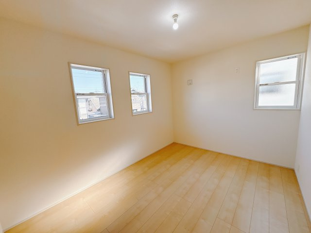 【LiveleGarden】下野市小金井 第5 全4邸の洋室|〇1号棟2F洋室6帖〇
2階居室にも日差しが注ぎ、心地よい空間です。各居室に備えたクローゼットは住みやすさへのこだわりです。
※2026年1月撮影