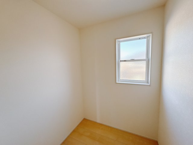 【LiveleGarden】下野市小金井 第5 全4邸の洋室|〇1号棟2Fストレージルーム〇
各居室収納に加えストレージルームも完備♪窓も付いているので換気の問題ありません♪
※2026年1月撮影