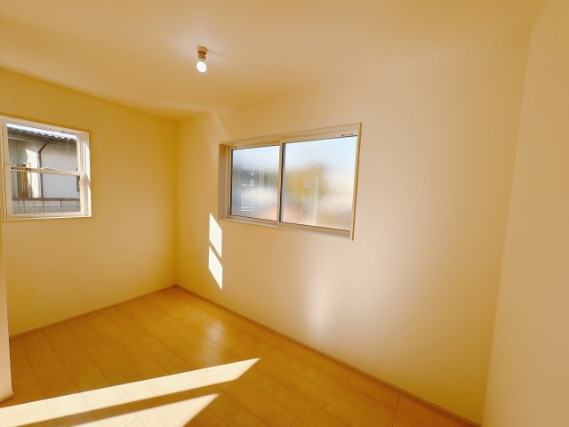 【LiveleGarden】下野市小金井 第5 全4邸の洋室|〇1号棟2F洋室5帖〇
２F居室はお子様用のお部屋に最適です。クローゼットも付いているので、お子様が自然とお片付けできる環境に。
※2026年1月撮影