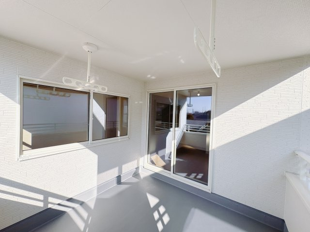 【LiveleGarden】下野市小金井 第5 全4邸のバルコニー|〇1号棟インナーバルコニー〇
南面に面したバルコニーはもちろん日当たり良好です。急な雨にも安心なインナーバルコニーです。角度の変えられる物干し受けも標準装備♪
※2026年1月撮影