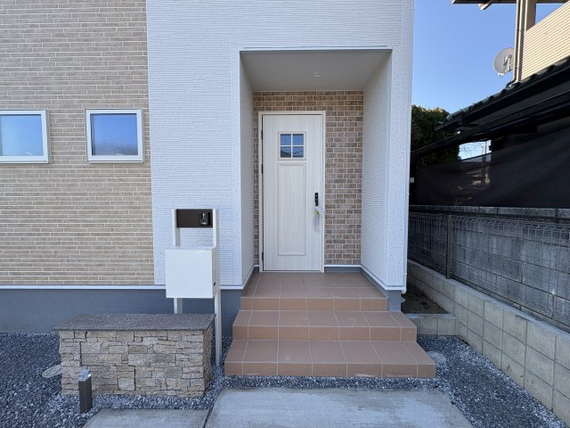 【LiveleGarden】下野市小金井 第5 全4邸の玄関|〇1号棟玄関ポーチ〇
雨の日でも安心な屋根付き、人感センサー照明付き玄関ポーチ。カードキー対応、お荷物の多い日でもラクラク開錠！シンプルかつスタイリッシュなポストが標準装備。
※2026年1月撮影