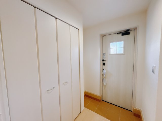 【LiveleGarden】下野市小金井 第5 全4邸の玄関|●1号棟　玄関〇
お客様をお出迎えする玄関は、白を基調とした清潔感のあふれる空間です。
高さ調節自由な可動棚付きシューズクローク完備で靴であふれがちな玄関もきれいに片付きます。