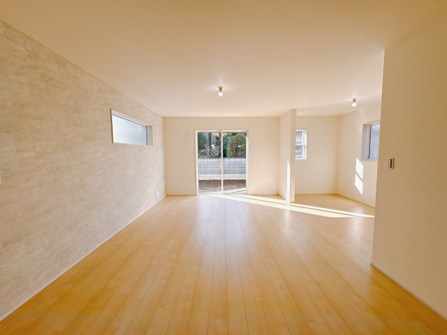 【LiveleGarden】下野市小金井 第5 全4邸の居間・リビング|〇1号棟キッチンより〇
室内にいても、たっぷりの陽光と爽やかな風を感じて頂けます。 
リビングにいるご家族と会話をしながらお料理が作れます。遊んでいるお子様の様子も見られので安心♪
