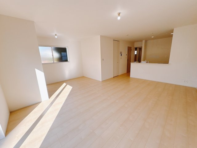 【LiveleGarden】下野市小金井 第5 全4邸の居間・リビング|〇1号棟LDK21帖〇
家族が集うLDKは21帖の広々空間です♪南面の大きな窓から、心地よい陽光をたっぷりと採り込みます。
