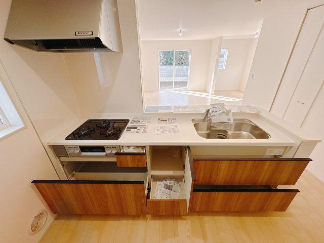 【LiveleGarden】下野市小金井 第5 全4邸のキッチン|〇1号棟キッチン〇
大きな鍋やフライパンを収納できるスライド収納が完備されています。また、カウンターが広いので作業がしやすく、シンクやコンロなどのお手入れがしやすい仕様です。
※2026年1月撮影