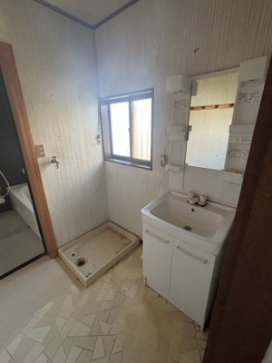 【独立洗面台】 | 富士見台戸建て貸家 | 独立洗面台、小物を置くことができて便利です
※家具家電を削除加工しています