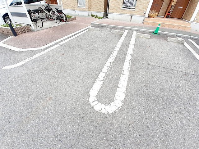 サン・プレイスＢの駐車場