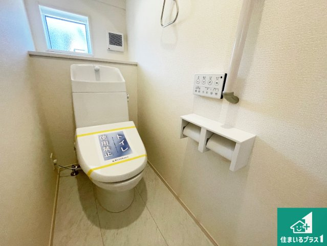 大津市雄琴　第2期　新築一戸建てのトイレ|1・2階の2ヶ所にあるので、朝の忙しい時間の順番待ちもなく、深夜の利用にも大変便利です。