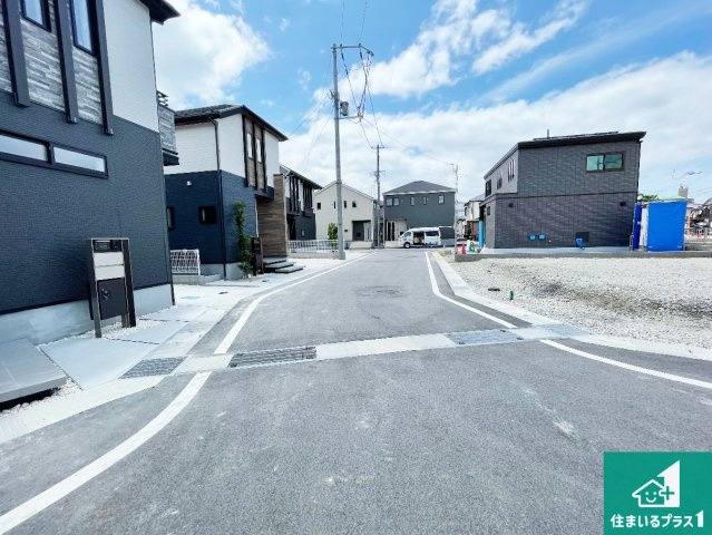 大津市雄琴　第2期　新築一戸建ての前面道路含む現地写真|周辺は閑静な住宅街！前面道路広々で車の出し入れも便利です。駐車が苦手な方でも安心して車庫入れできます！