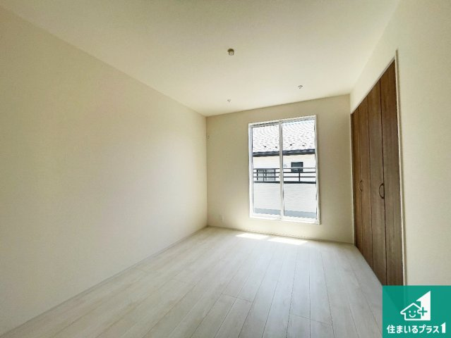 大津市雄琴　第2期　新築一戸建ての洋室|シンプルな洋室は、自分好みのインテリアが楽しめます♪ご家族とインテリアや家具を選びに行くのは新築購入時の醍醐味の一つです。ぜひお楽しみください♪