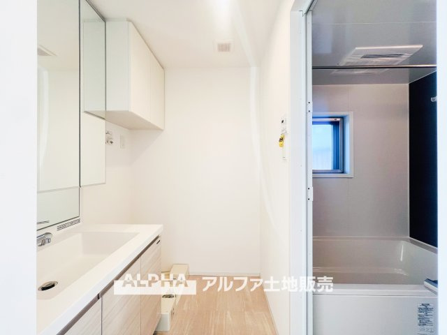 オルシア福生のランドリースペース|【Laundry space】
◆ランドリースペース◆広々した空間で雨の日でも十分に洗濯物を乾かすことが出来ます。バスルームには浴室換気乾燥機も付いているので重宝しますね。