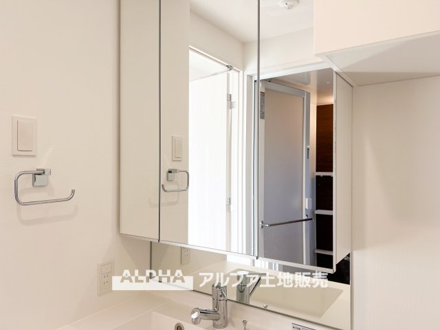 オルシア福生の独立洗面台|【trifold mirror】
◆三面鏡◆歯ブラシ・コップ・ドライヤー・化粧品類など様々な小物を使用するので散らかってしまいがち。鏡の裏収納でたっぷり収納して生活感を隠し、スタイリッシュな空間に。