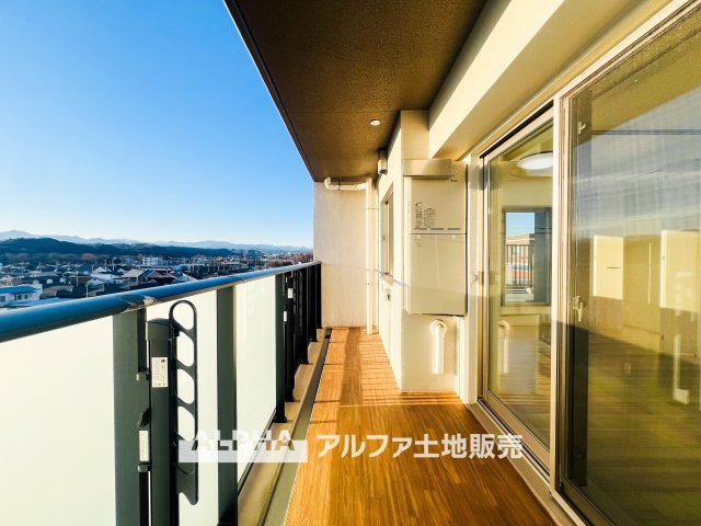 オルシア福生のバルコニー|【outward appearance】
◆バルコニー◆家から望む空はブルースカイ。隔てるものは何もなく、そこにあるのは青い空と白い雲の景色がこの街の彩りを演出している。