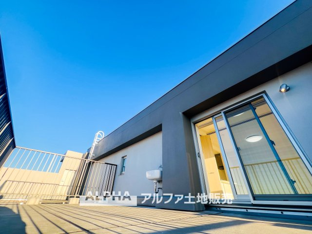 オルシア福生のバルコニー|【roof balcony】
◆ルーフバルコニー◆展望デッキのようなルーフバルコニー。大空間に太陽の恵みが降り注ぎ、季節の風がやさしく頬を撫でていきます。