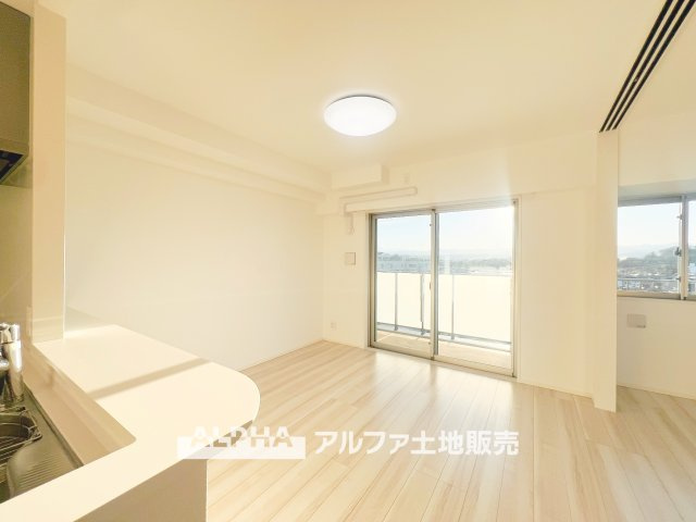 オルシア福生の居間・リビング|【Comfortable living】
◆居心地のいい暮らし◆には欠かせない眩い採光。ゆったりとした幅の窓からこの空間に降り注ぐ採光が絶えない。明るいリビングこそ居心地のいい暮らしが待っていると思う