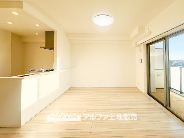 オルシア福生の居間・リビング|【Holiday of a home】
◆季節外れのホームホリディ◆喧噪から離れ広々したリビングでゆったりと過ごす。そんな休日があっていい。『何もしない時を楽しむ』そんな贅沢な時間を家族と堪能する。